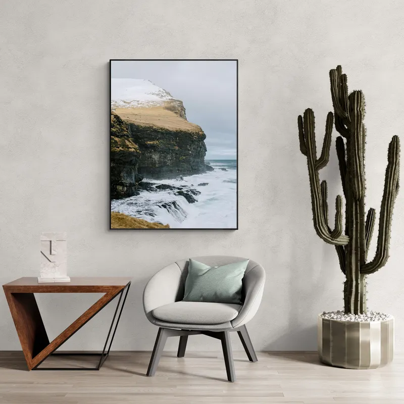 Постер «Скалистый берег» над диваном в гостиной