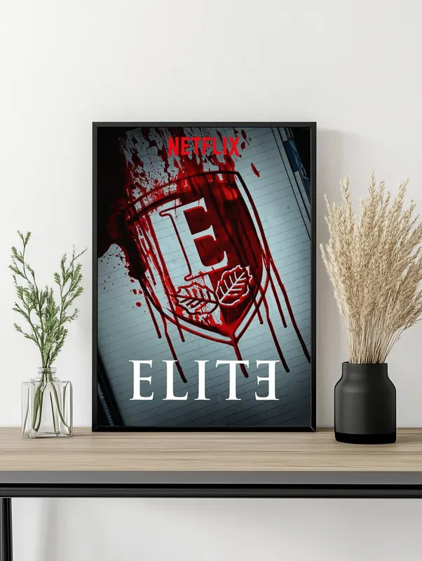 Постер «Элита» над диваном в гостиной