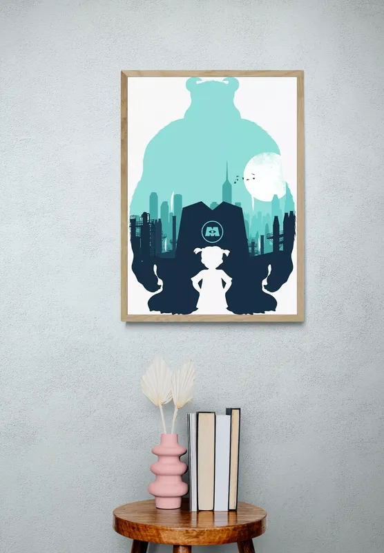 Постер «Корпорация монстров» над диваном в гостиной