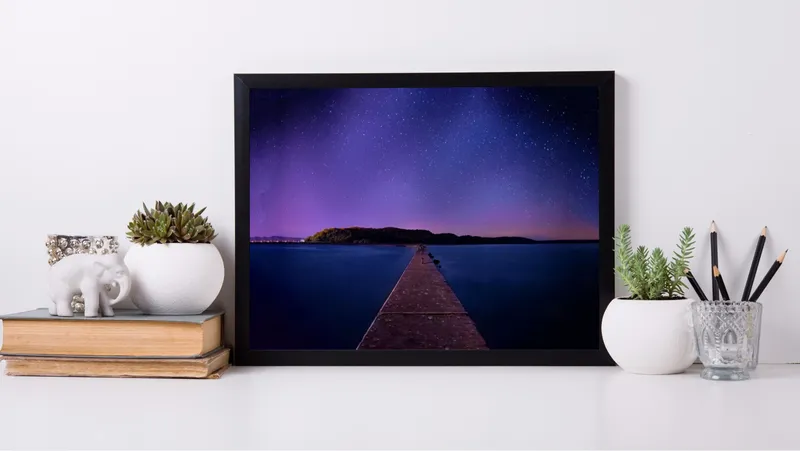 Постер «Тропинка над водой» на стене в офисе