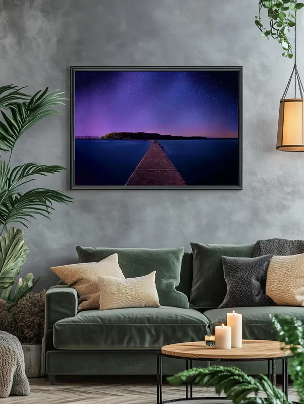 Постер «Тропинка над водой» над диваном в гостиной