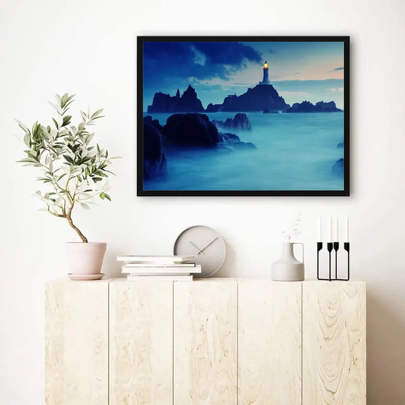 Постер «Светящийся маяк» над диваном в гостиной