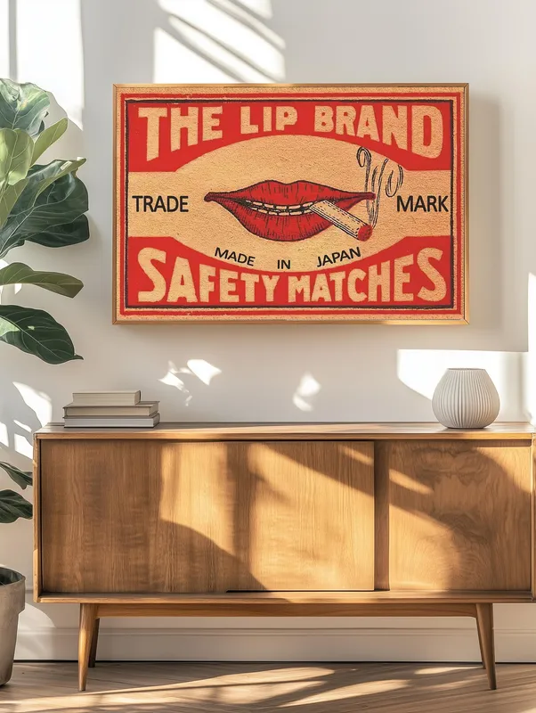 Постер «Спички» над диваном в гостиной