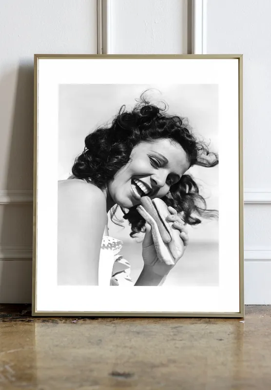 Постер «Девушка с Хот-догом» на стене в офисе