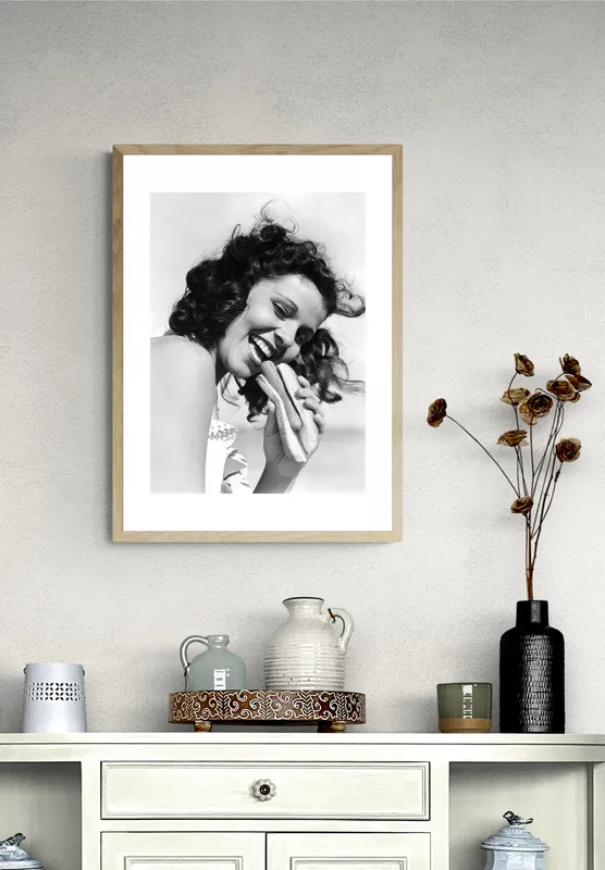 Постер «Девушка с Хот-догом» над диваном в гостиной