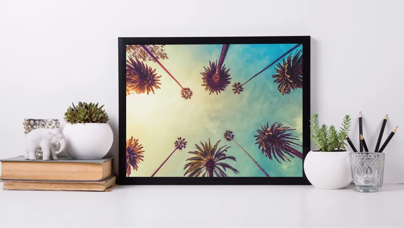 Постер «Геометричные пальмы» на стене в офисе