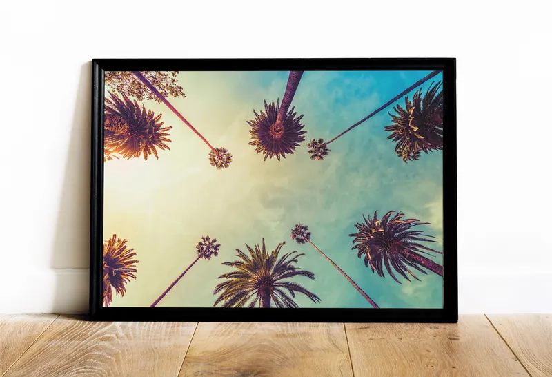 Постер «Геометричные пальмы» над диваном в гостиной