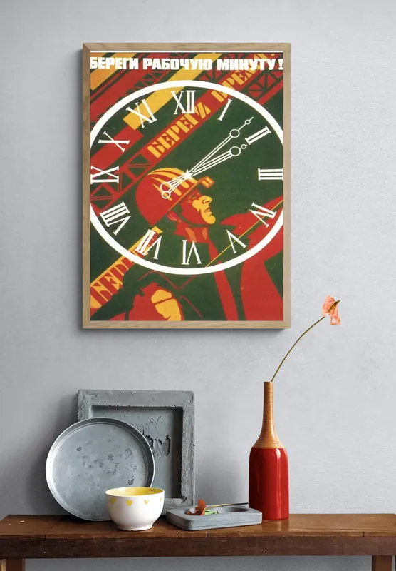 Постер «Советские постеры - Береги рабочую минуту!» над диваном в гостиной