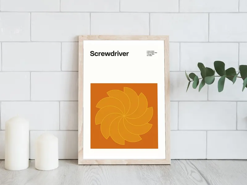 Постер «Коктейли - Отвертка» над диваном в гостиной