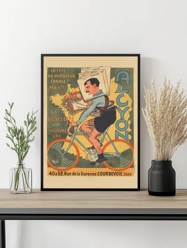 Постер «Велосипеды - Лидер велосипедов Alcyon» над диваном в гостиной