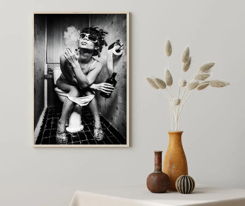 Постер «Сигарета и виски» на стене в офисе