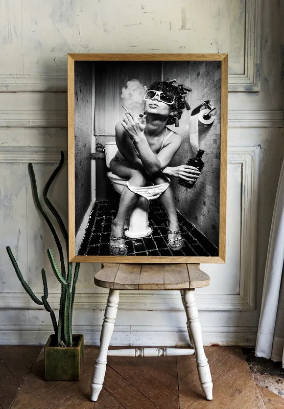 Постер «Сигарета и виски» над диваном в гостиной