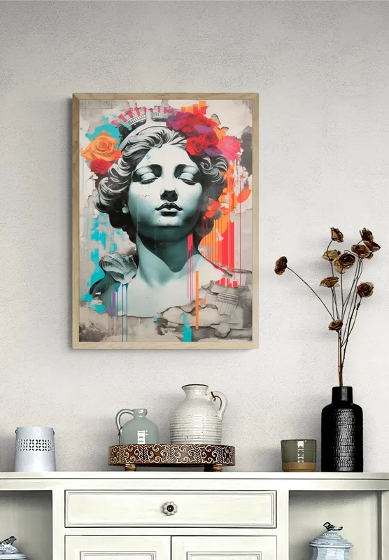 Постер «Античная скульптура Артемиды» над диваном в гостиной