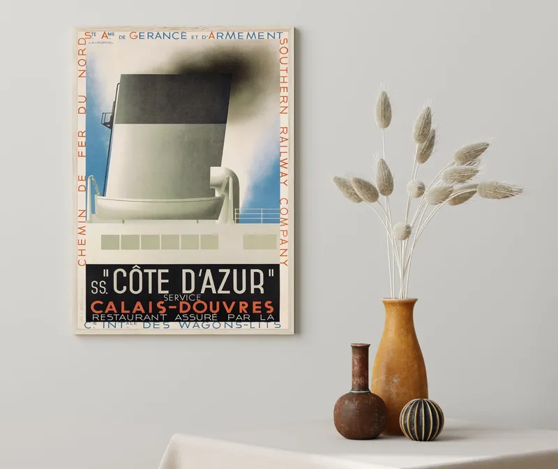 Постер «Корабли - Путешествие мимо Лазурного берега» над диваном в гостиной