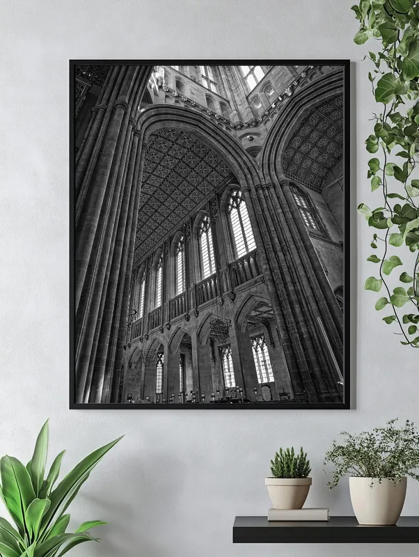 Постер «Готический Собор» над диваном в гостиной