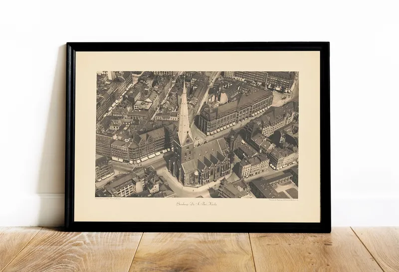 Постер «Гамбург» над диваном в гостиной