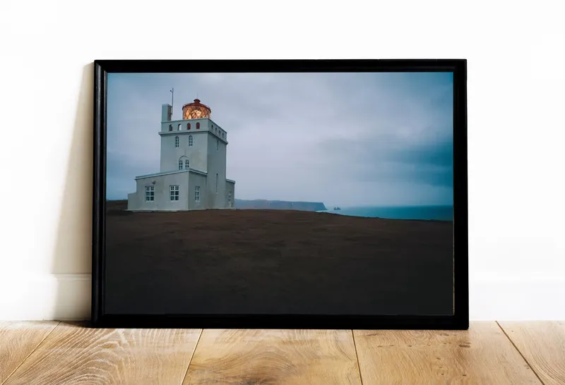 Постер «Маяк Дырхолей» над диваном в гостиной