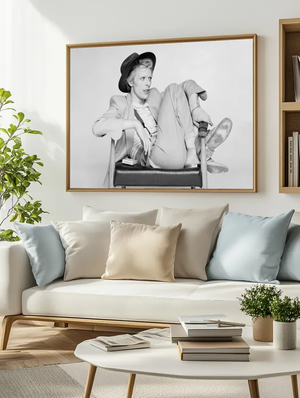 Постер «Дэвид Боуи - Денди» над диваном в гостиной