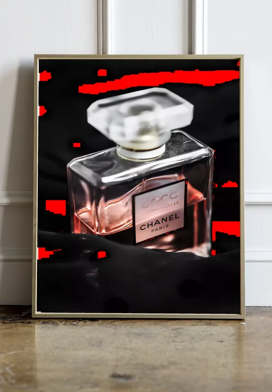 Постер «Духи Coco Chanel» на стене в офисе