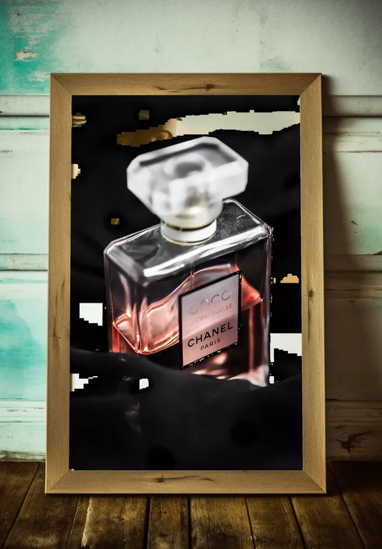 Постер «Духи Coco Chanel» над диваном в гостиной