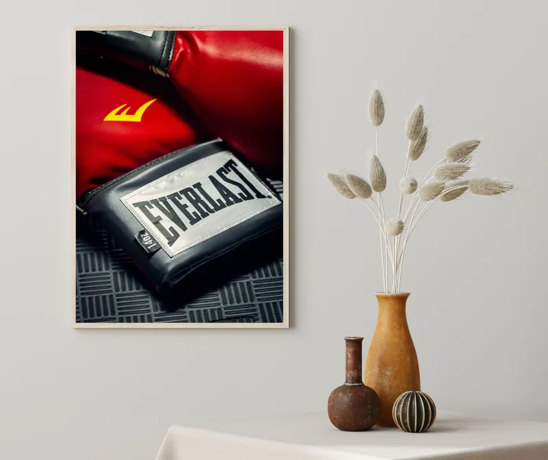 Постер «Тренировочные перчатки» на стене в офисе