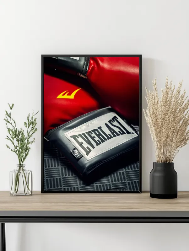 Постер «Тренировочные перчатки» над диваном в гостиной