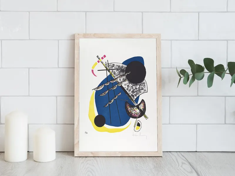 Постер «Малые миры II» над диваном в гостиной