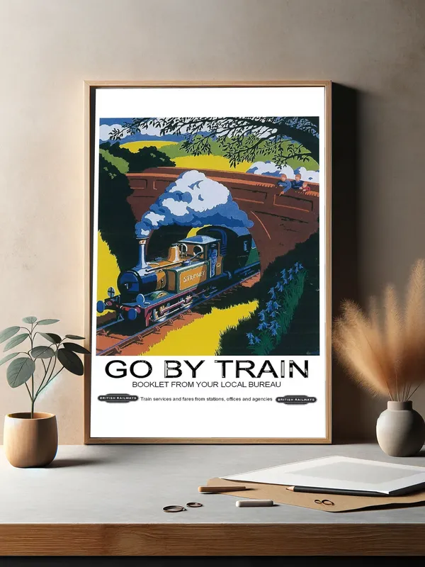 Постер «Поезда - Поездка на поезде» над диваном в гостиной