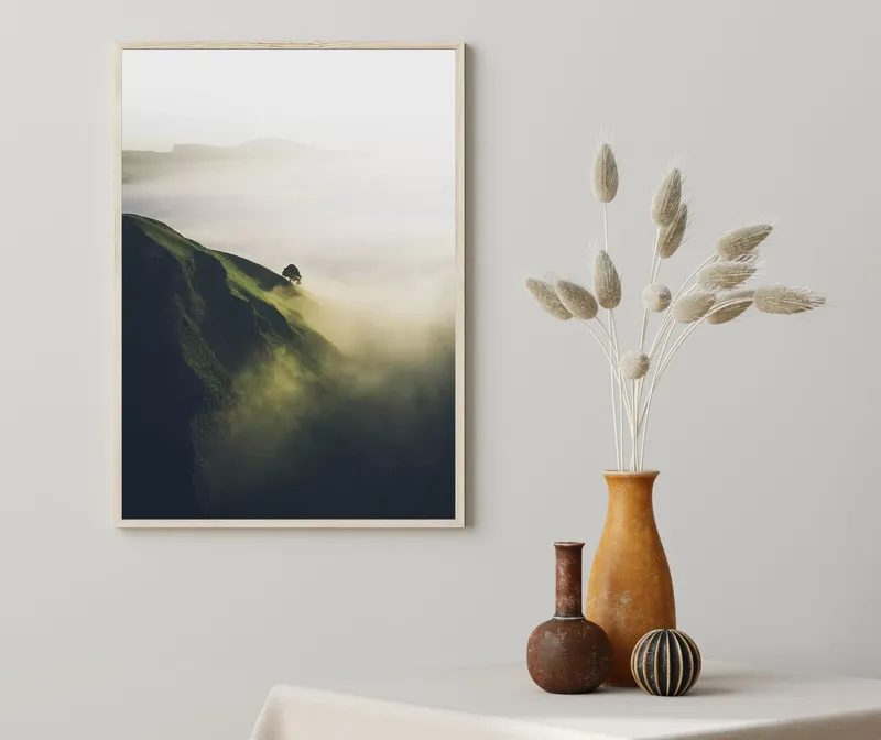 Постер «Перевал Виннатс - Великобритания» над диваном в гостиной