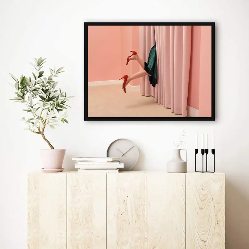 Постер «Красные Туфли» на стене в офисе