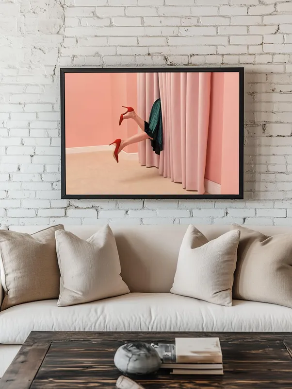 Постер «Красные Туфли» над диваном в гостиной