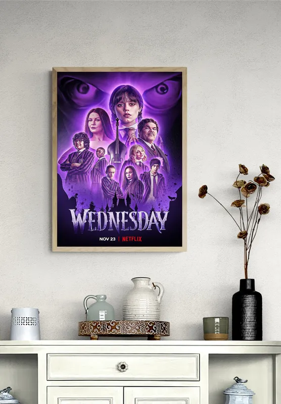 Постер «Wednesday. Главные герои» над диваном в гостиной