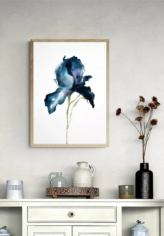 Постер «Темный ирис» на стене в офисе
