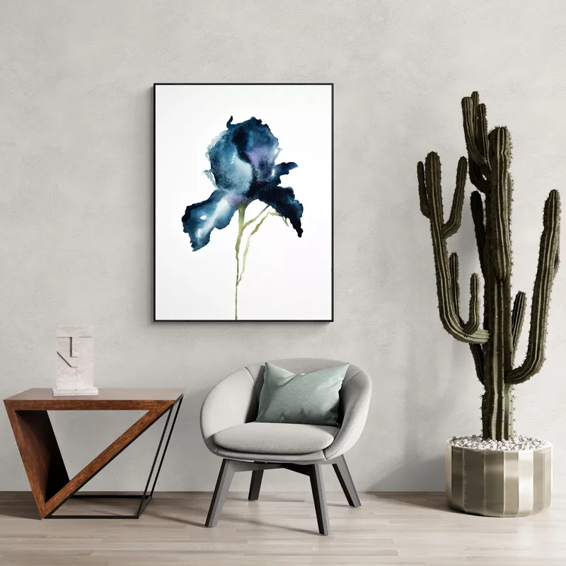 Постер «Темный ирис» над диваном в гостиной