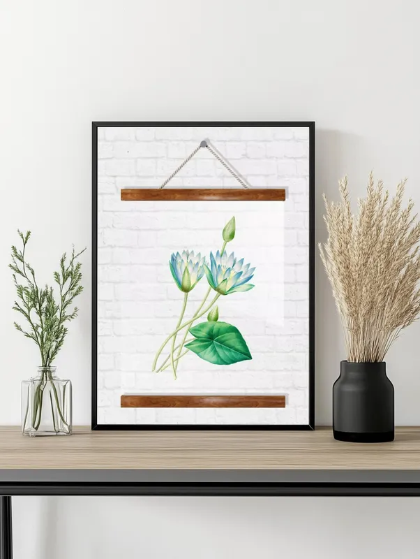 Постер «Прозрачный постер - Цветы голубого лотоса» над диваном в гостиной