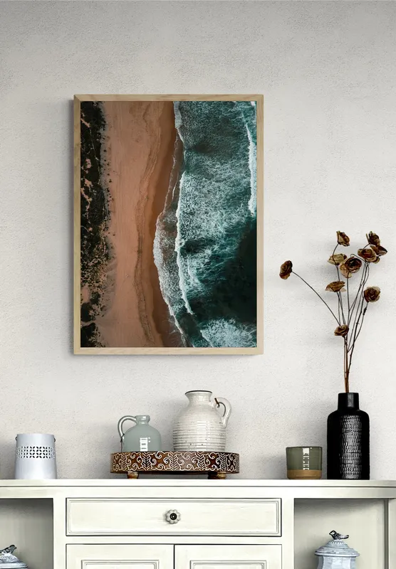 Постер «Морской пейзаж» над диваном в гостиной