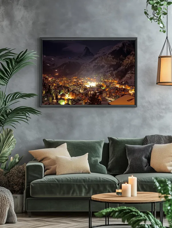 Постер «Ночной город около гор» над диваном в гостиной