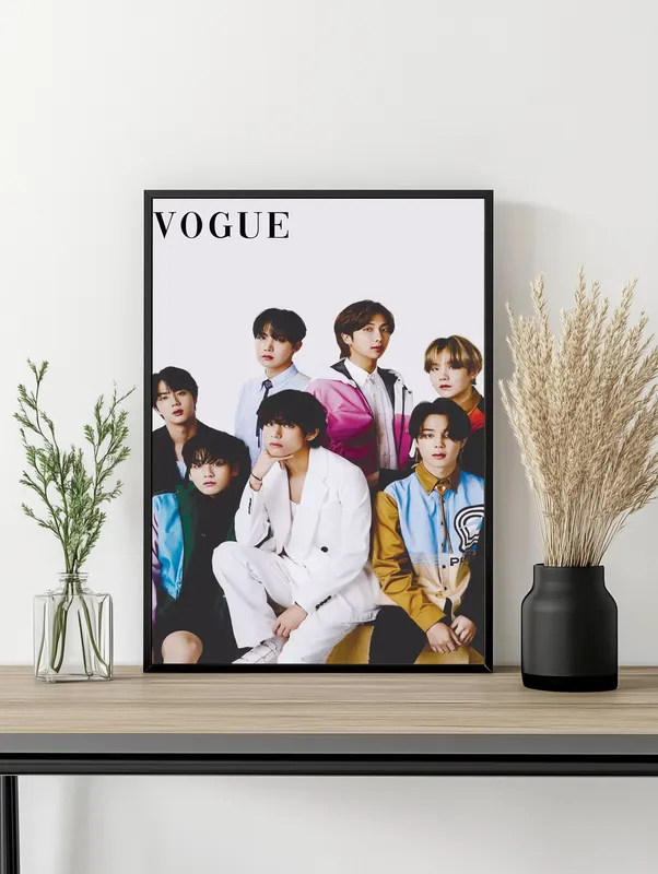 Постер «Вог - BTS» над диваном в гостиной