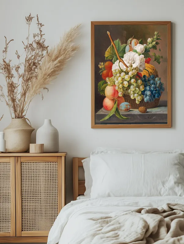 Постер «Фруктовая феерия» над диваном в гостиной