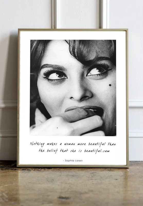 Постер «Софи Лорен 1960» над диваном в гостиной