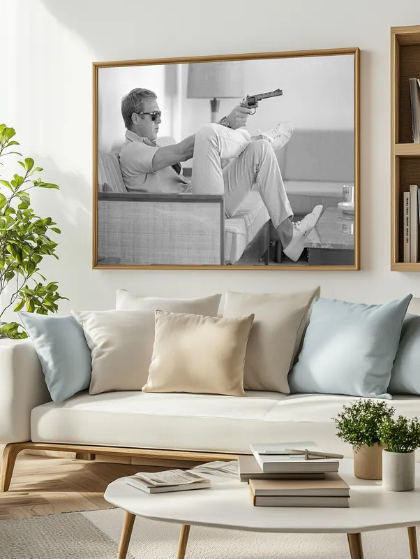Постер «Стив Маккуин с пистолетом» на стене в офисе