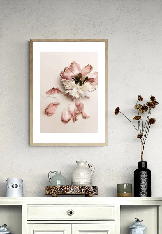 Постер «Увядающий Пион» над диваном в гостиной