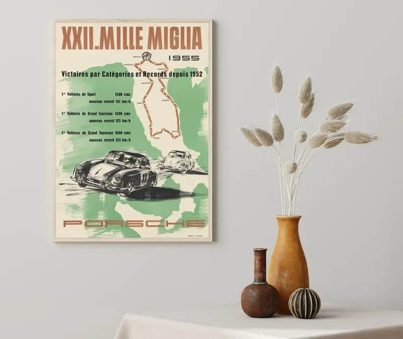 Постер «Афиша - Старинные спорткары» над диваном в гостиной