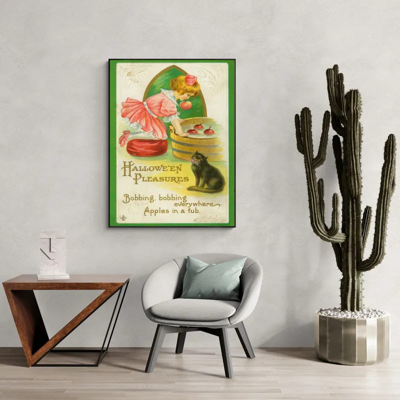 Постер «Ловля Яблок на Хэллоуин» над диваном в гостиной