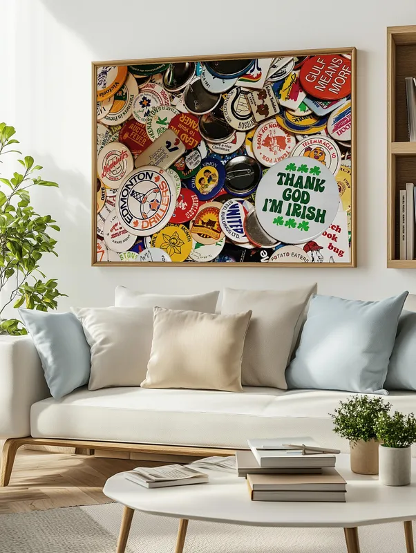 Постер «Слава Богу, я ирландец» над диваном в гостиной
