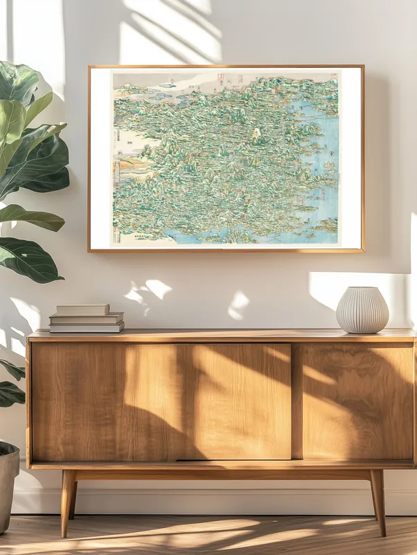 Постер «Карта Китая Кацусики Хокусая (1760-1849)» над диваном в гостиной