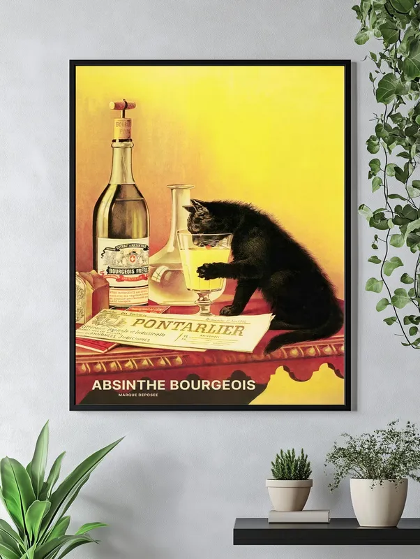 Постер «Кот с бокалом» над диваном в гостиной