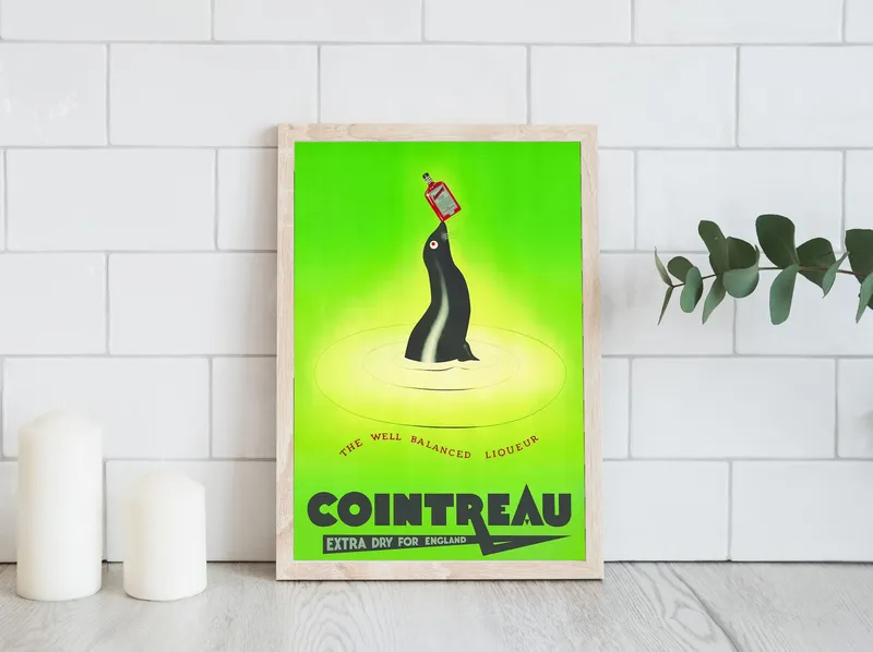 Постер «Ликер Куантро» над диваном в гостиной