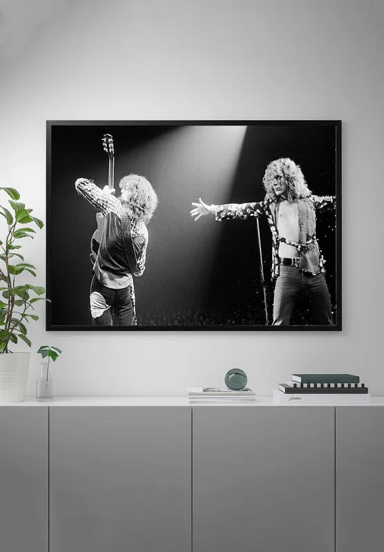 Постер «Led Zeppelin - Концерт» над диваном в гостиной