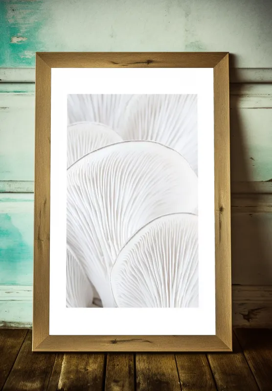 Постер «Крупный План - Белая Устрица» над диваном в гостиной